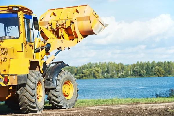 Wheel loader grävskopa i arbetet — Stockfoto