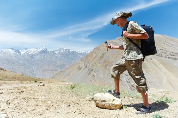 Wanderer mit Kompass in den Bergen — Stockfoto