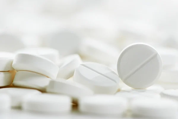 Branco redondo comprimido de medicina pílulas antibióticas — Fotografia de Stock