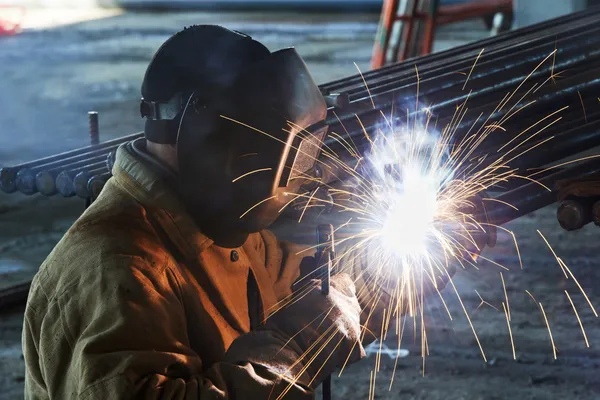 Arbeiter schweißen mit Lichtbogenelektrode — Stockfoto