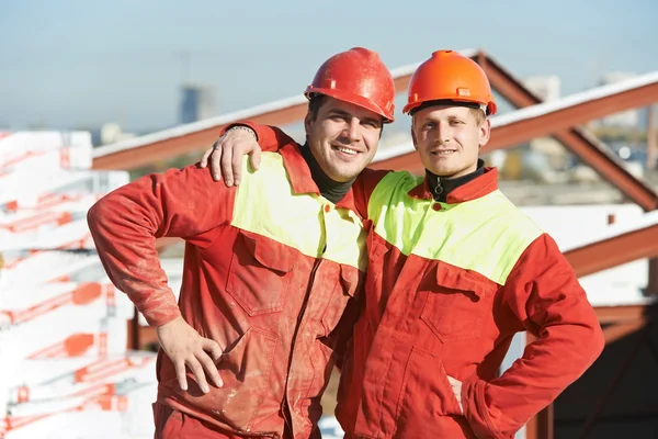 Trabalhadores construtores felizes no canteiro de obras — Fotografia de Stock