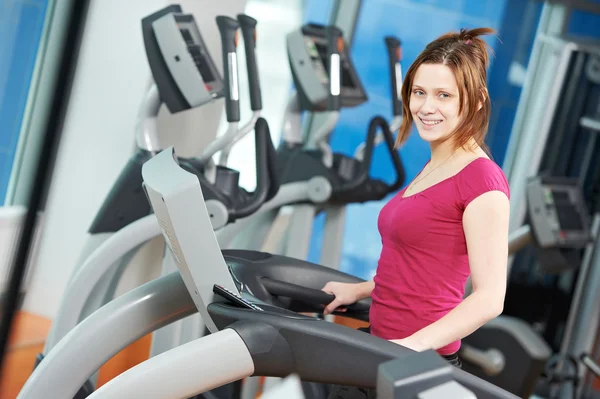Positiv kvinna på cardio träningssimulator — Stockfoto