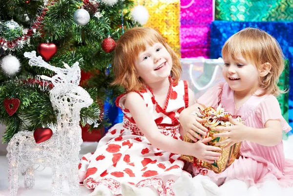 Kleine Mädchen mit Geschenken zu Weihnachten oder Neujahr — Stockfoto