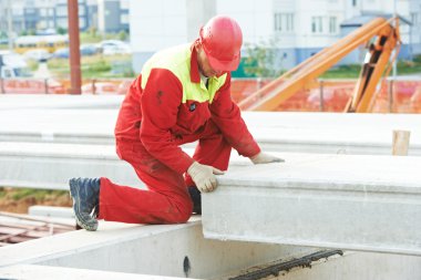 Oluşturucu çalışan yükleme beton levha