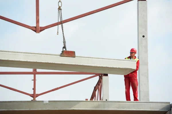Trabalhador construtor instalando laje de concreto — Fotografia de Stock