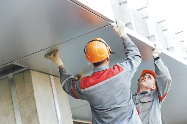 Trabajadores de fachada instalando abordaje metálico —  Fotos de Stock