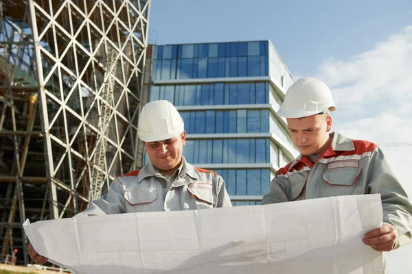 Engineers builders at construction site — Stock Photo, Image