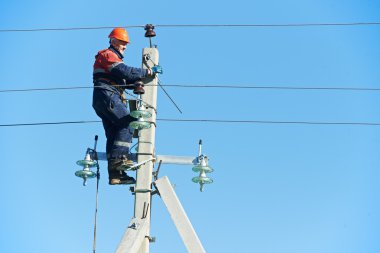 Elektrik teknisyeni direkte çalışıyor.
