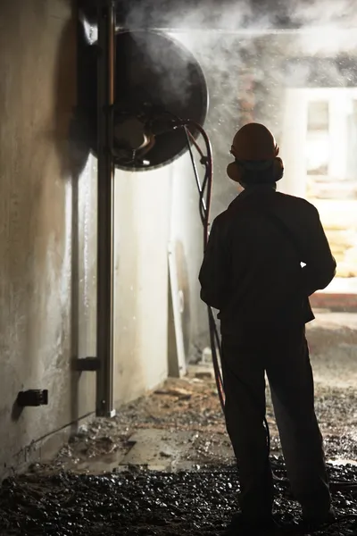 Constructeur travailleur opérant la machine de démolition — Photo