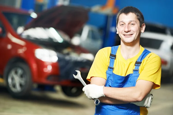 仕事で修理自動車整備士 — ストック写真