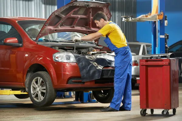 Auto mecânico no trabalho com chave inglesa — Fotografia de Stock