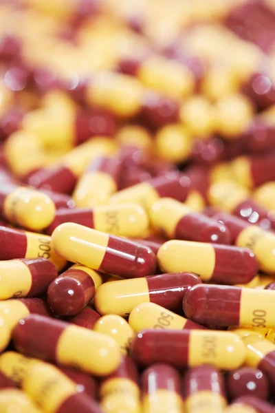 Amarelo pílulas cápsula marrom antibiótico medicamento — Fotografia de Stock