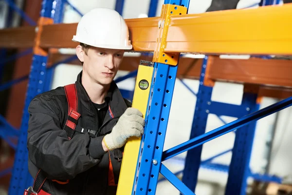 Travailleur installateur d'entrepôt examinant la qualité — Photo