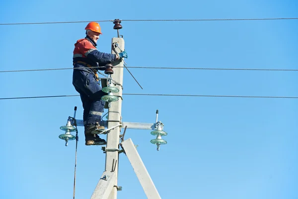 Power electrician lineman at work on pole — Stock Photo, Image