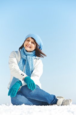 gülümseyen mutlu genç kız kış