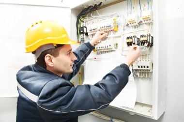 Elektrikçi elektrik hattı kutusunu çizim ile