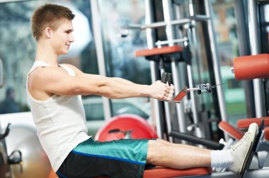 fitness salonunda sırt egzersizleri yapıyor adam