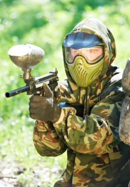 Paintball oyuncu holding yangın