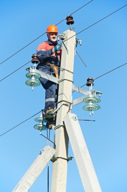 Elektrik teknisyeni direkte çalışıyor.