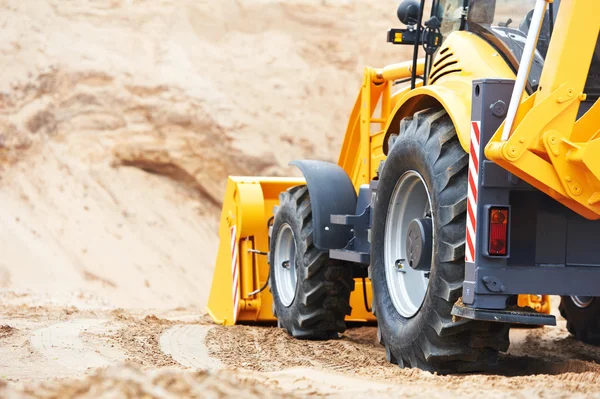 Grävmaskin loader på markarbeten verk — Stockfoto