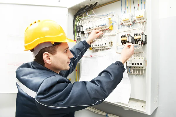 Eletricista com desenho em caixa de linha de energia — Fotografia de Stock
