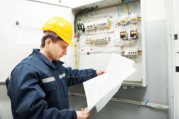 Elektriker kontrollera kablaget kraftledning — Stockfoto