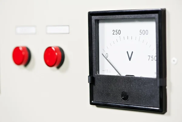 Tableau de commutation électrique avec bouton et voltmètre — Photo