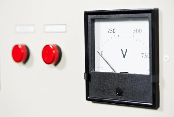 Elektrische Schalttafel mit Taste und Voltmeter — Stockfoto