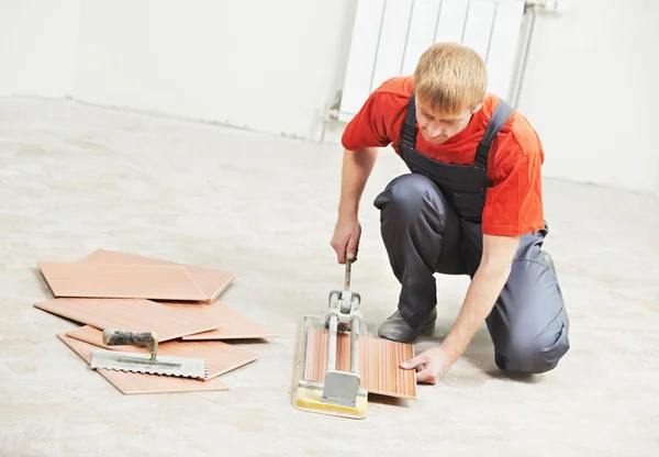 Azulejo de corte de tiler en el hogar trabajos de renovación —  Fotos de Stock