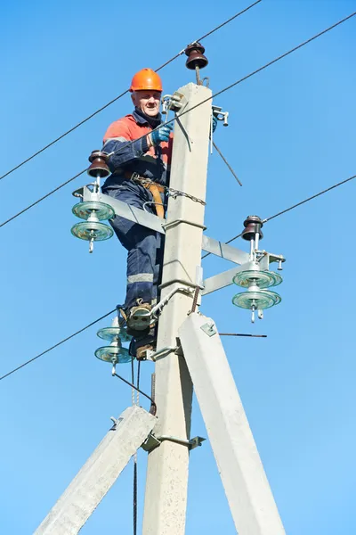 Trabajo de liniero electricista en colombia