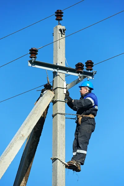 Elektryk lineman w pracy na biegunie — Zdjęcie stockowe