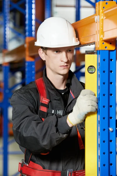 Lavoratore installatore magazzino esaminando la qualità — Foto Stock