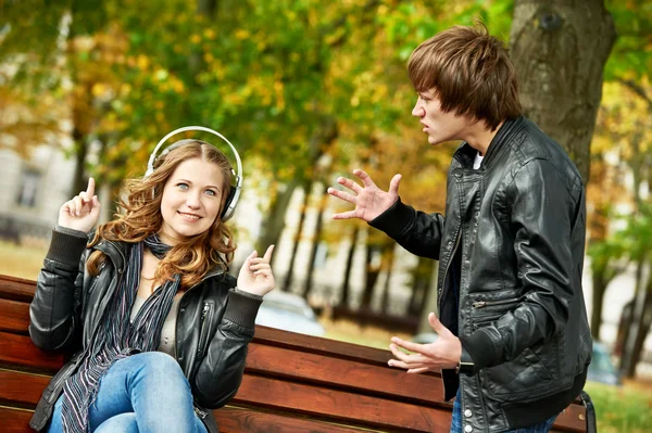 Jeune couple en relation de stress — Photo