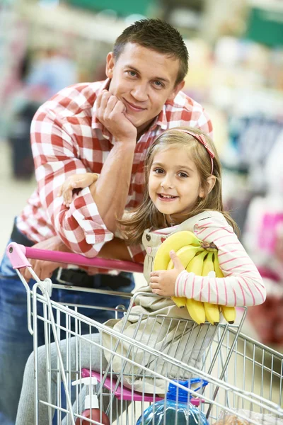 家族のスーパー マーケットでのショッピング — ストック写真