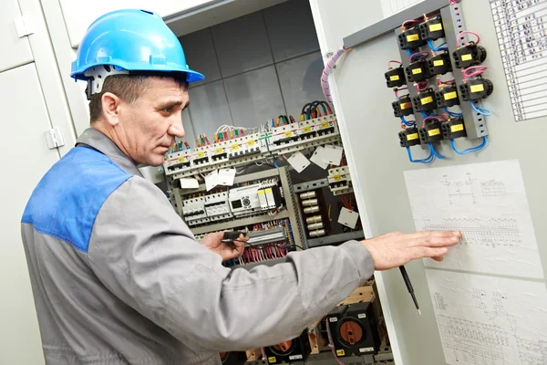 Elektricien werken bij lijn elektrobox — Stockfoto