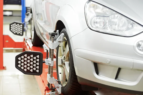 Probador de diagnóstico de alineación del coche al volante — Foto de Stock