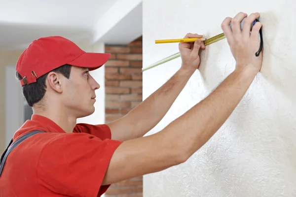 Heimwerker mit Maßband — Stockfoto