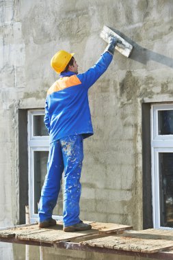 Cephe Oluşturucu sıvacı iş başında