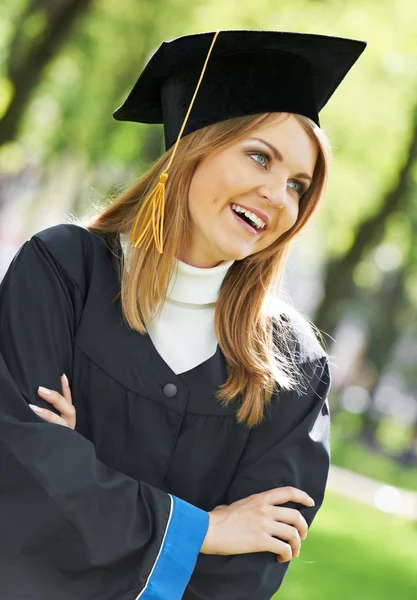 Sorridente ragazza laureata — Foto Stock