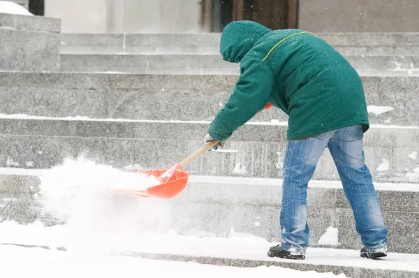 Άνθρωπος φτυαρίζει χιόνι — Φωτογραφία Αρχείου