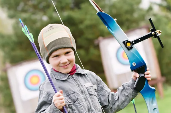 Kind archer met boog en pijlen — Stockfoto