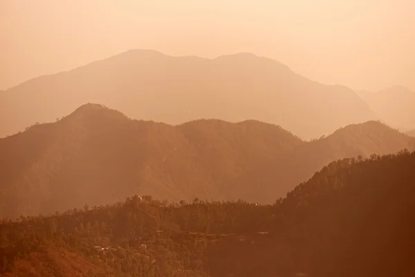 Early morning foggy indian Himalayas mountains — Stock Photo, Image