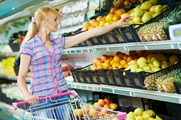 Frau kauft Früchte ein — Stockfoto