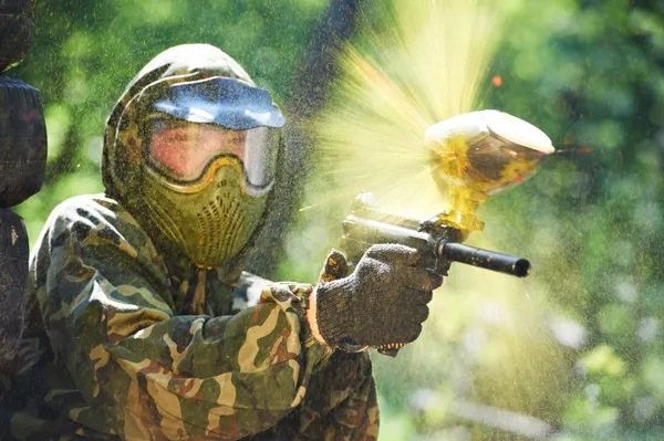 Paintball spelare direkt hit — Stockfoto