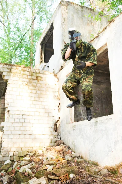 Paintball jogador salto — Fotografia de Stock