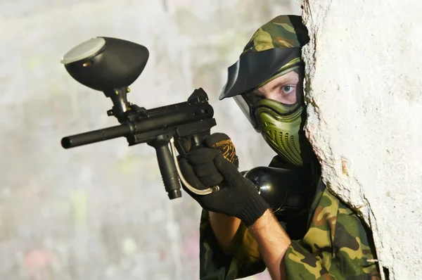 Paintball player under cover — Stock Photo, Image