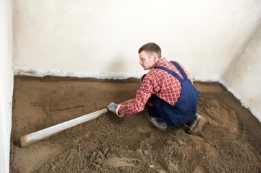 Sıvacı beton alt kat iş başında