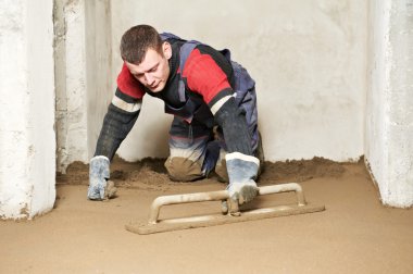 Sıvacı beton alt kat iş başında