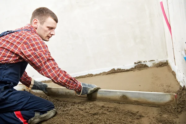 Stukadoor concrete werknemer op het werk van de vloer — Stockfoto