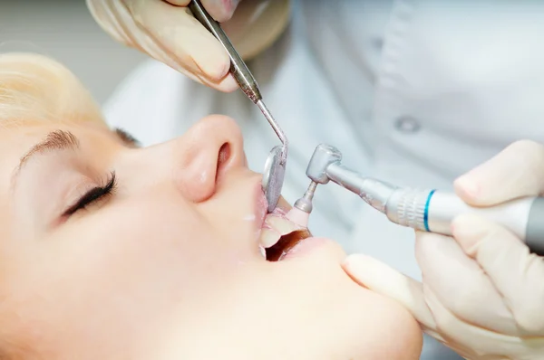 Dentista dentes de saúde trabalho de polimento — Fotografia de Stock